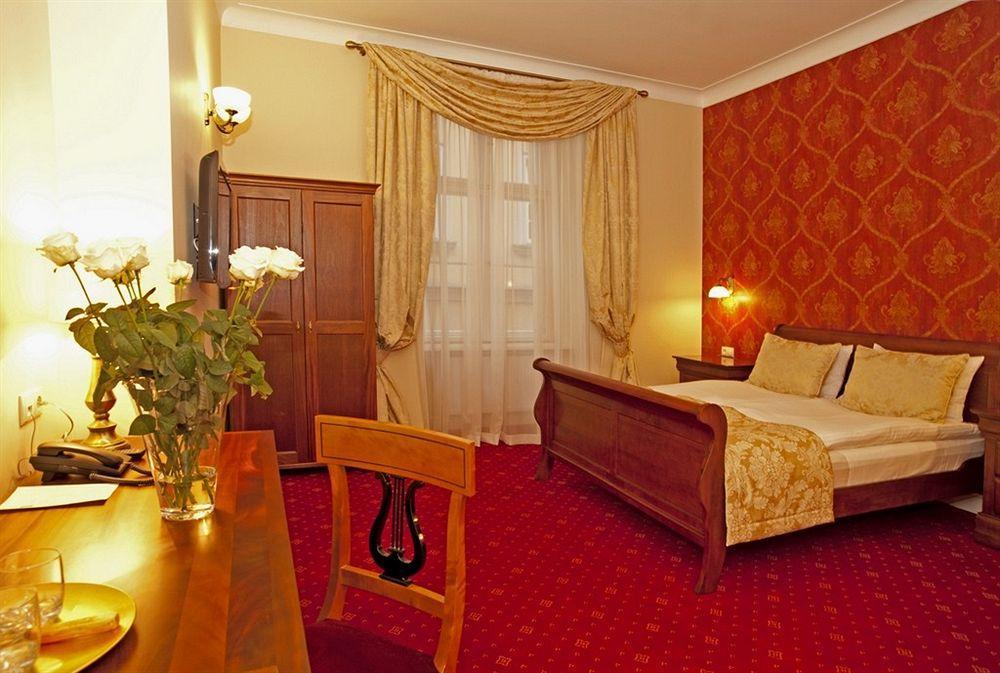 Hotel Kolegiacki Poznań Esterno foto
